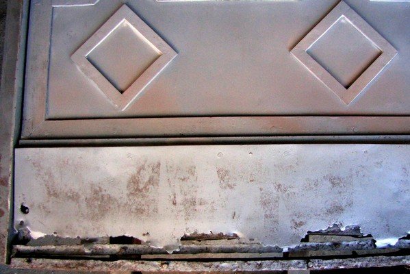 Zustand des unteren Türbereiches vor dem Ausbau.